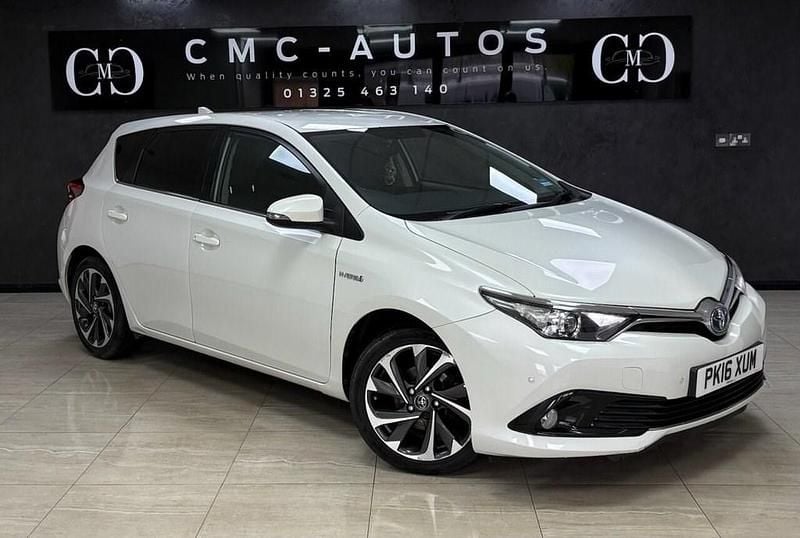 Used Toyota Auris Hybrid Design 136 HP (100 kW) 2016 White Hatchback