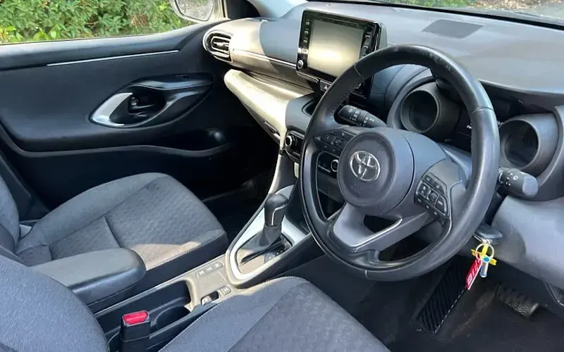 Used Toyota Yaris Design 116 HP (85 kW) 2023 White Hatchback