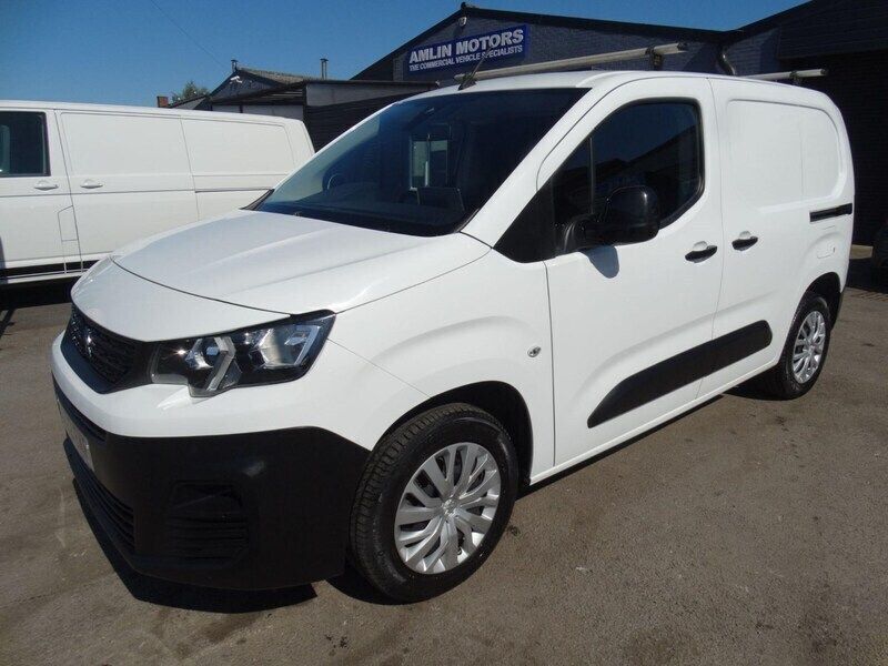 White Used 2022 Peugeot Partner Premium MPV | £6,999 (Good price) - Image 1/4