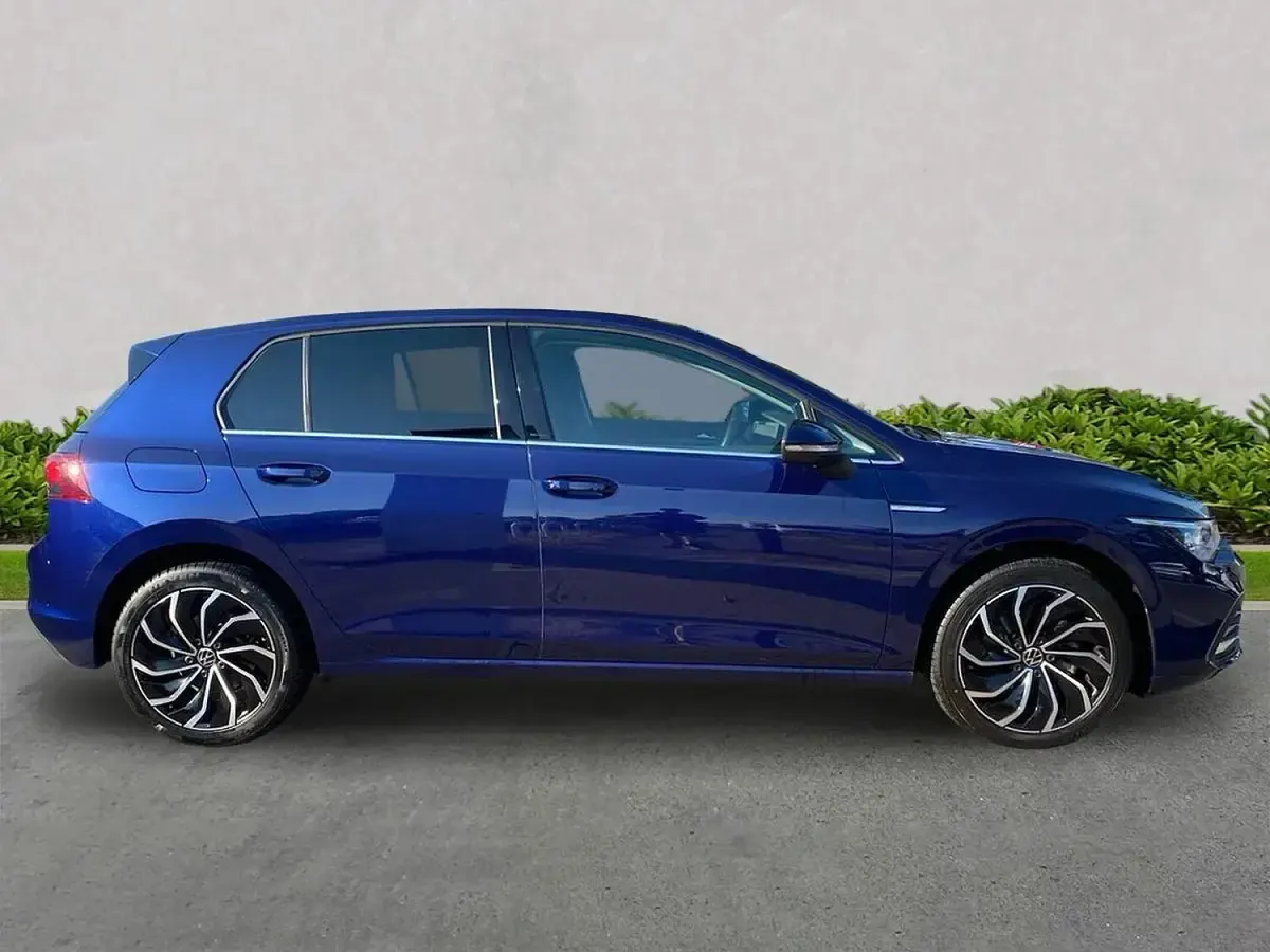 Used VW Golf VIII Edition 130 HP (95 kW) 2023 Blue Hatchback