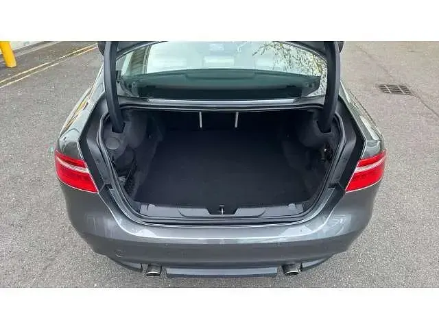 Begagnad Jaguar XE Ingenium 200 HK (147 kW) 2017 Grå Sedan
