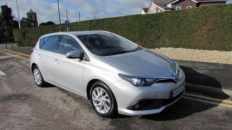 Silver Used 2015 Toyota Auris Hatchback | £5,695 (Fair price) - Image 1/4