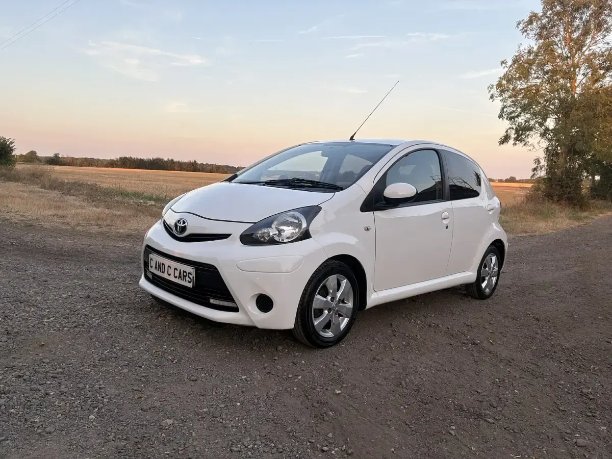 Used Toyota Aygo Style 68 HP (50 kW) 2014 White Hatchback