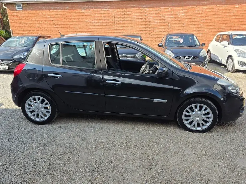 Used Renault Clio Dynamique 100 HP (73 kW) 2010 Black Hatchback