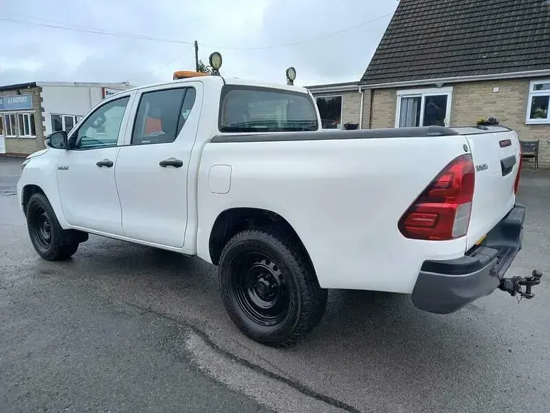 Used Toyota HiLux Active 150 HP (110 kW) 2021 White Pickup
