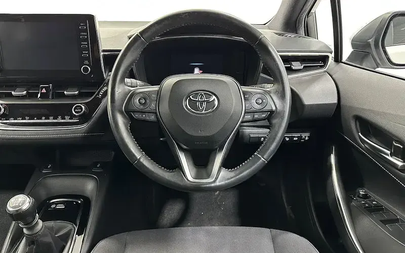 Used Toyota Corolla Design 116 HP (85 kW) 2019 White Estate