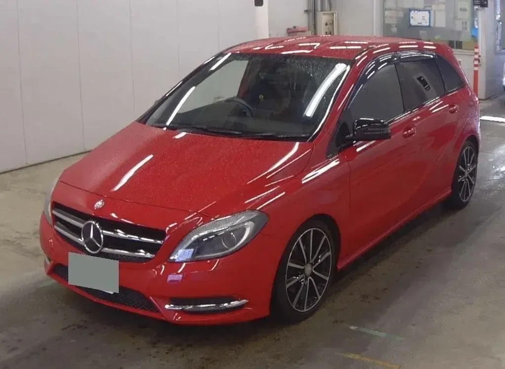 Used Mercedes B180 122 HP (89 kW) 2013 Red Hatchback