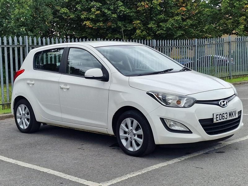 Used Hyundai i20 Active 85 HP (62 kW) 2013 White Hatchback