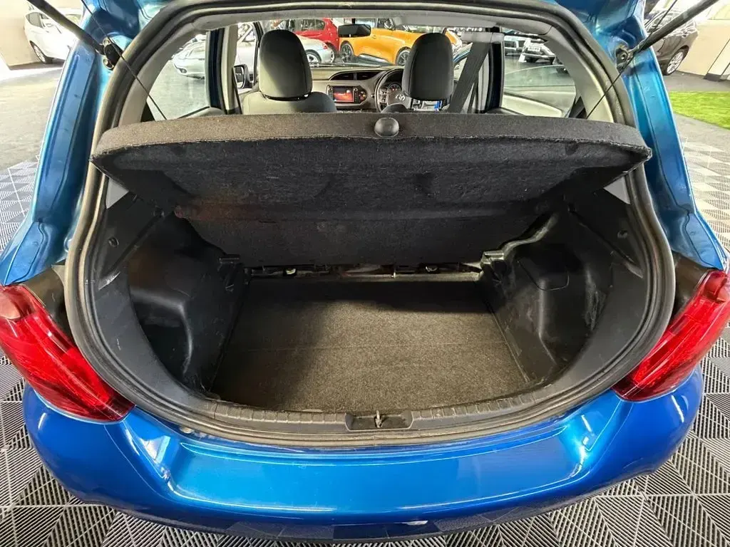 Used Toyota Yaris 99 HP (72 kW) 2015 Blue Hatchback