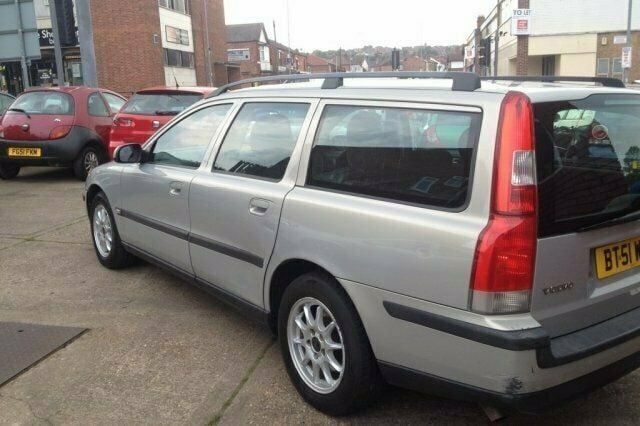 Used 2001 Volvo V70 Estate | £1,195 (Good price) - Image 1/4