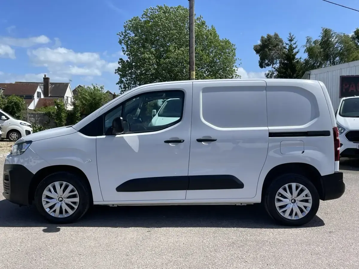 Używany Citroën Berlingo 100 KM (73 kW) 2023 Biały Minivan