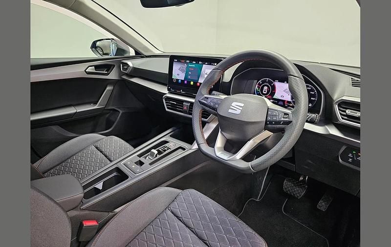 Begagnad Seat Leon FR 204 HK (150 kW) 2024 Blå Halvkombi