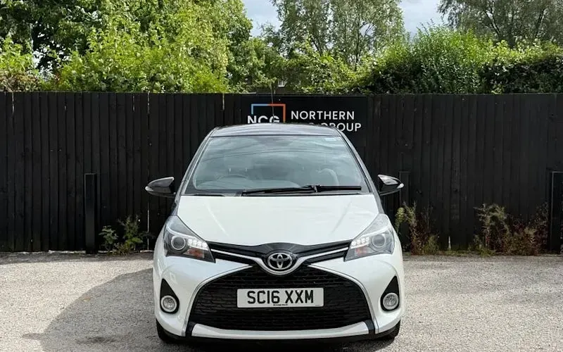Used Toyota Yaris Design 99 HP (72 kW) 2016 White/black Hatchback