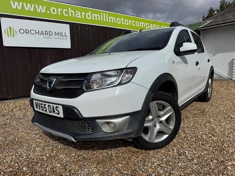 White Used 2015 Dacia Sandero Lauréate Hatchback | £4,995 (Fair price) - Image 1/4