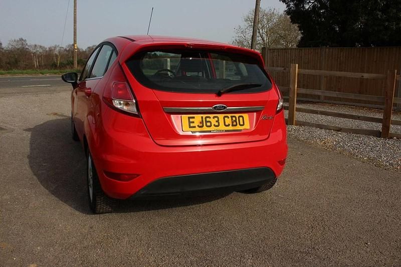 Usado Ford Fiesta Zetec 2013 Vermelho Citadino