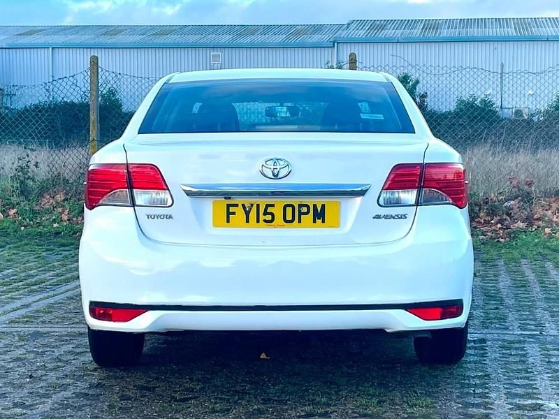 Used Toyota Avensis Active 122 HP (89 kW) 2015 White Sedan