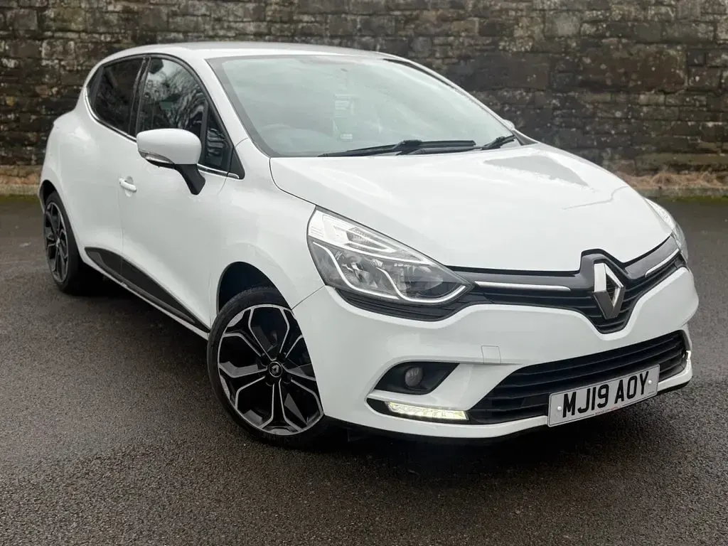 Used Renault Clio Iconic 75 HP (55 kW) 2019 White Hatchback