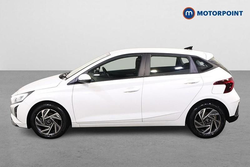 Used Hyundai i20 Advanced 101 HP (74 kW) 2024 White Hatchback