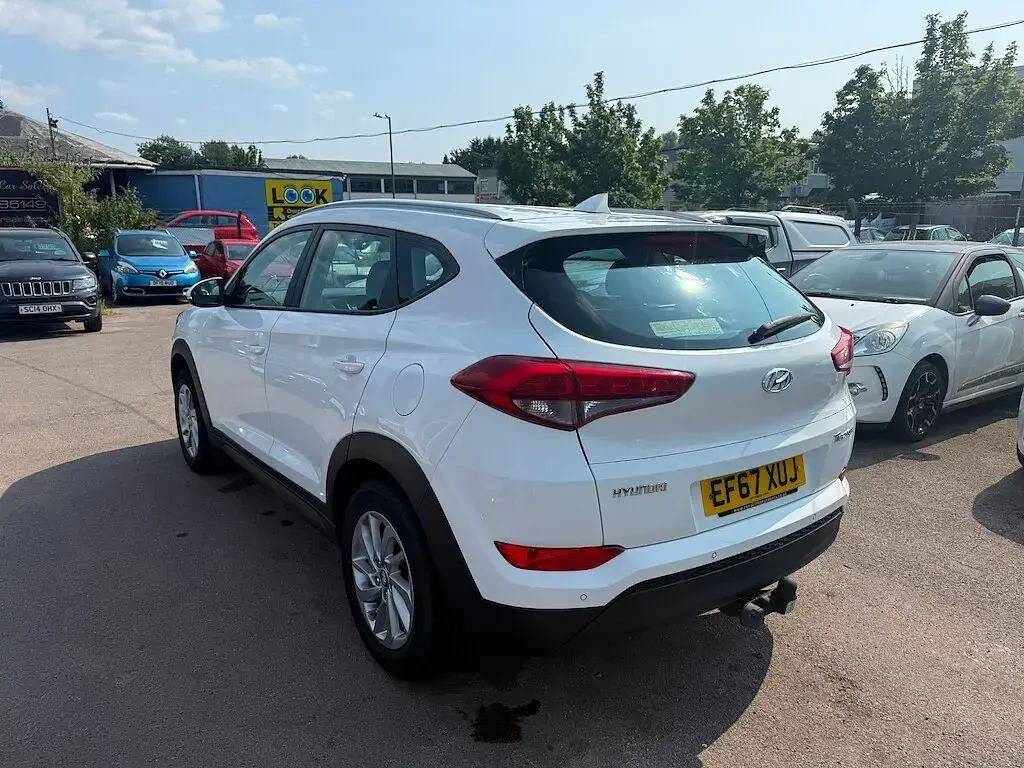 Used Hyundai Tucson SE 132 HP (97 kW) 2017 White SUV
