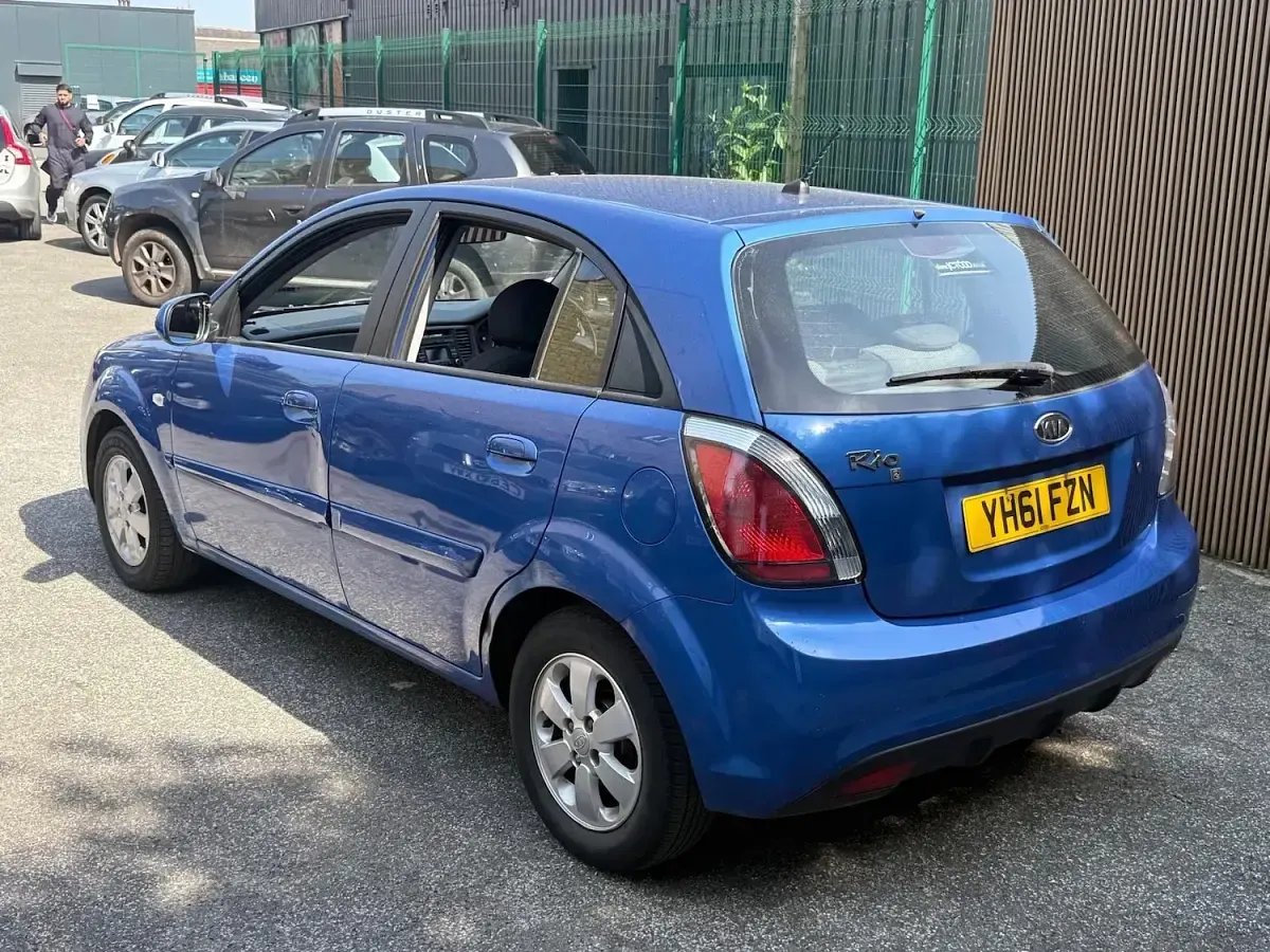 Used Kia Rio 95 HP (69 kW) 2011 Blue Hatchback