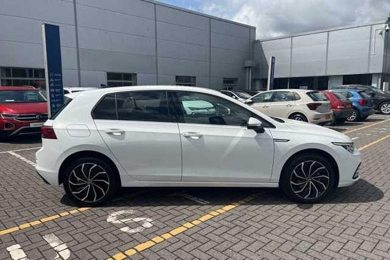 Second-hand VW Golf VIII 130 CP (95 kW) 2023