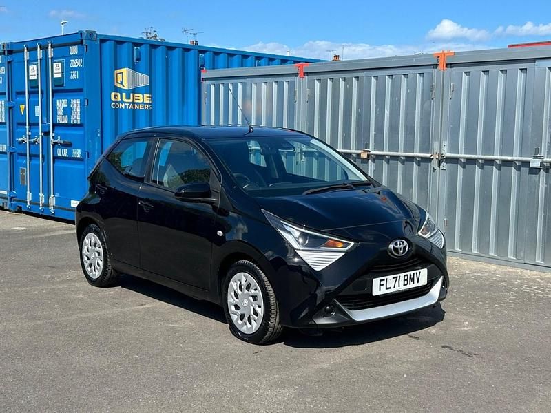 Usado Toyota Aygo X-play 2021 Negro Utilitario