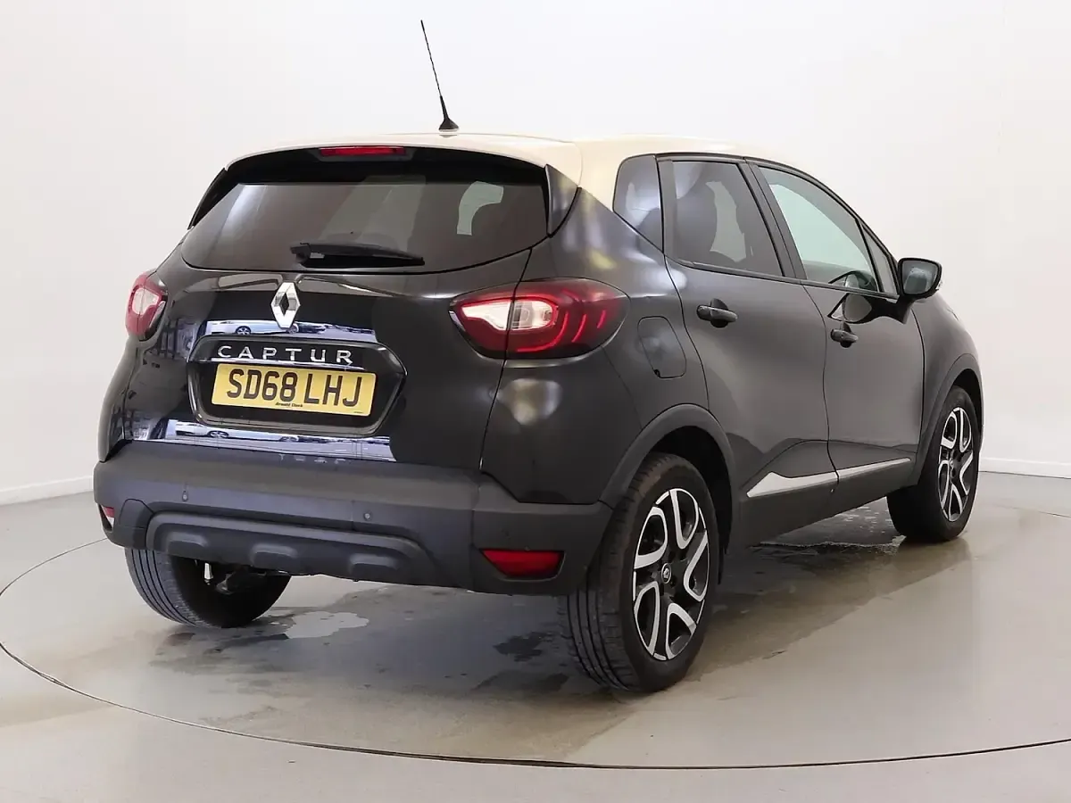 Used Renault Captur Iconic 90 HP (66 kW) 2018 Black/cream SUV
