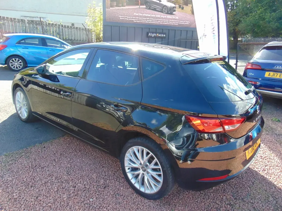 Usado Seat Leon SE Dynamic 110 CV (80 kW) 2018 Negro Utilitario