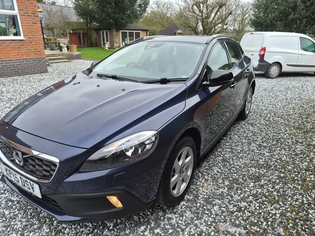Usado Volvo V40 SE 2015 Azul Utilitario