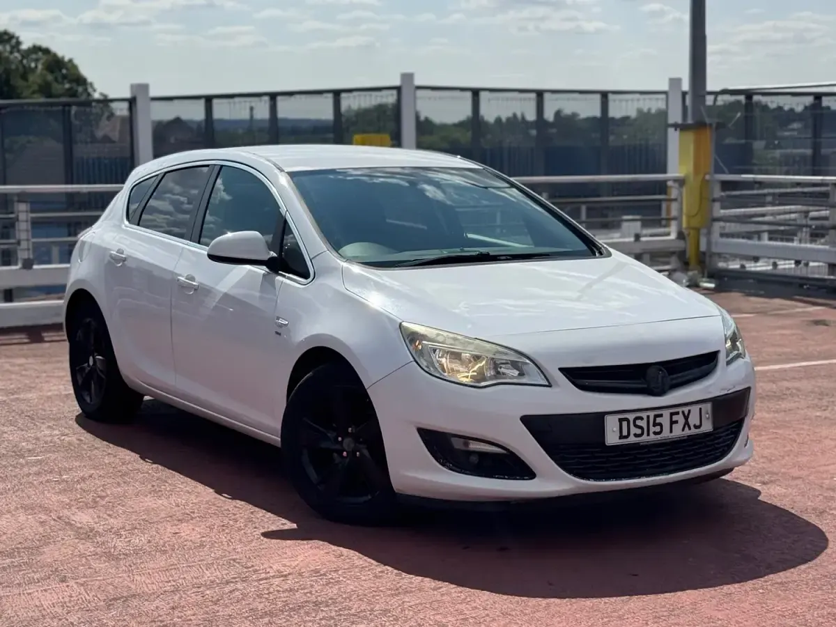 Used Vauxhall Astra SRi 140 HP (102 kW) 2015 White Hatchback