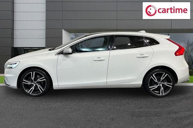 Used Volvo V40 R-Design 122 HP (89 kW) 2019 White Hatchback