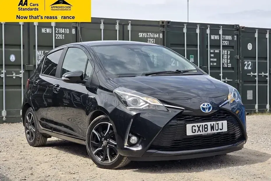 Used Toyota Yaris Design 100 HP (73 kW) 2018 Black Hatchback