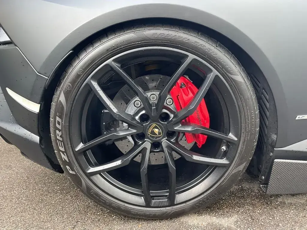 Used Lamborghini Huracán 610 HP (448 kW) 2015 Grey Coupe