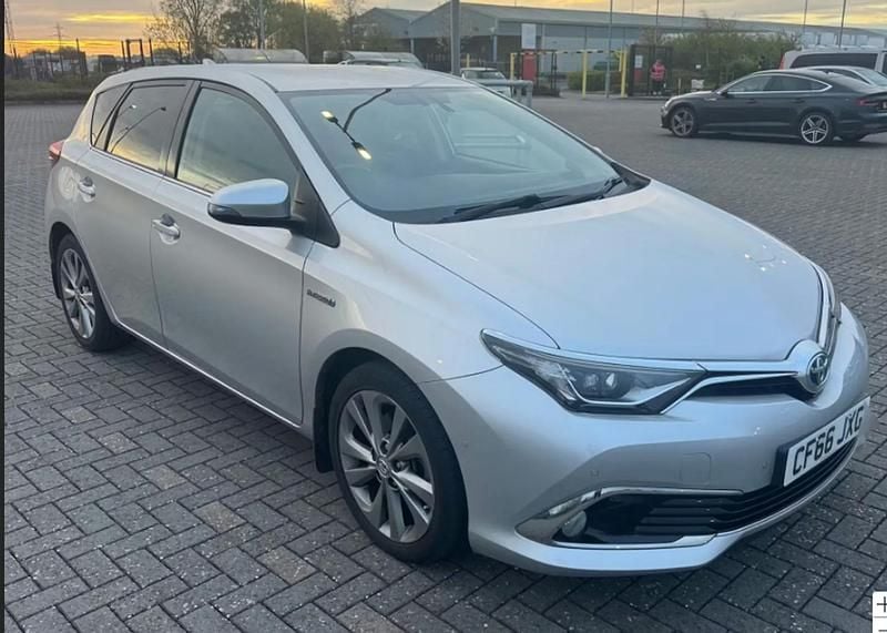 Usado Toyota Auris Hybrid 136 HP (100 kW) 2016 Citadino