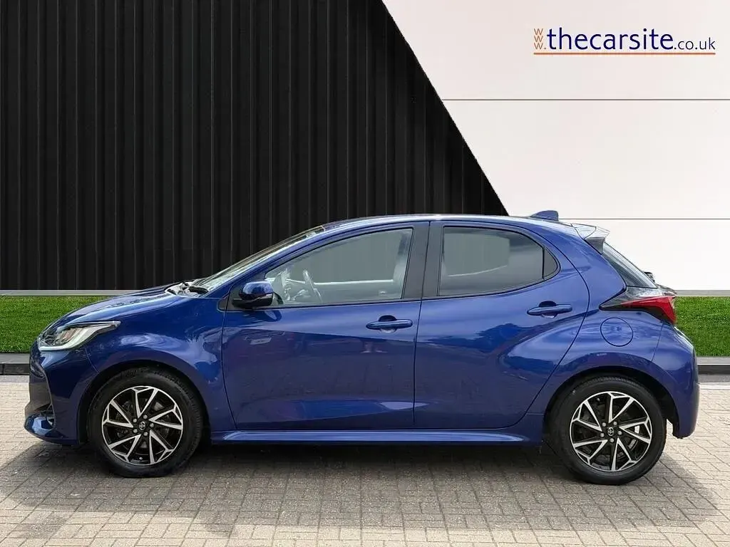 Used Toyota Yaris Design 2023 Blue Hatchback