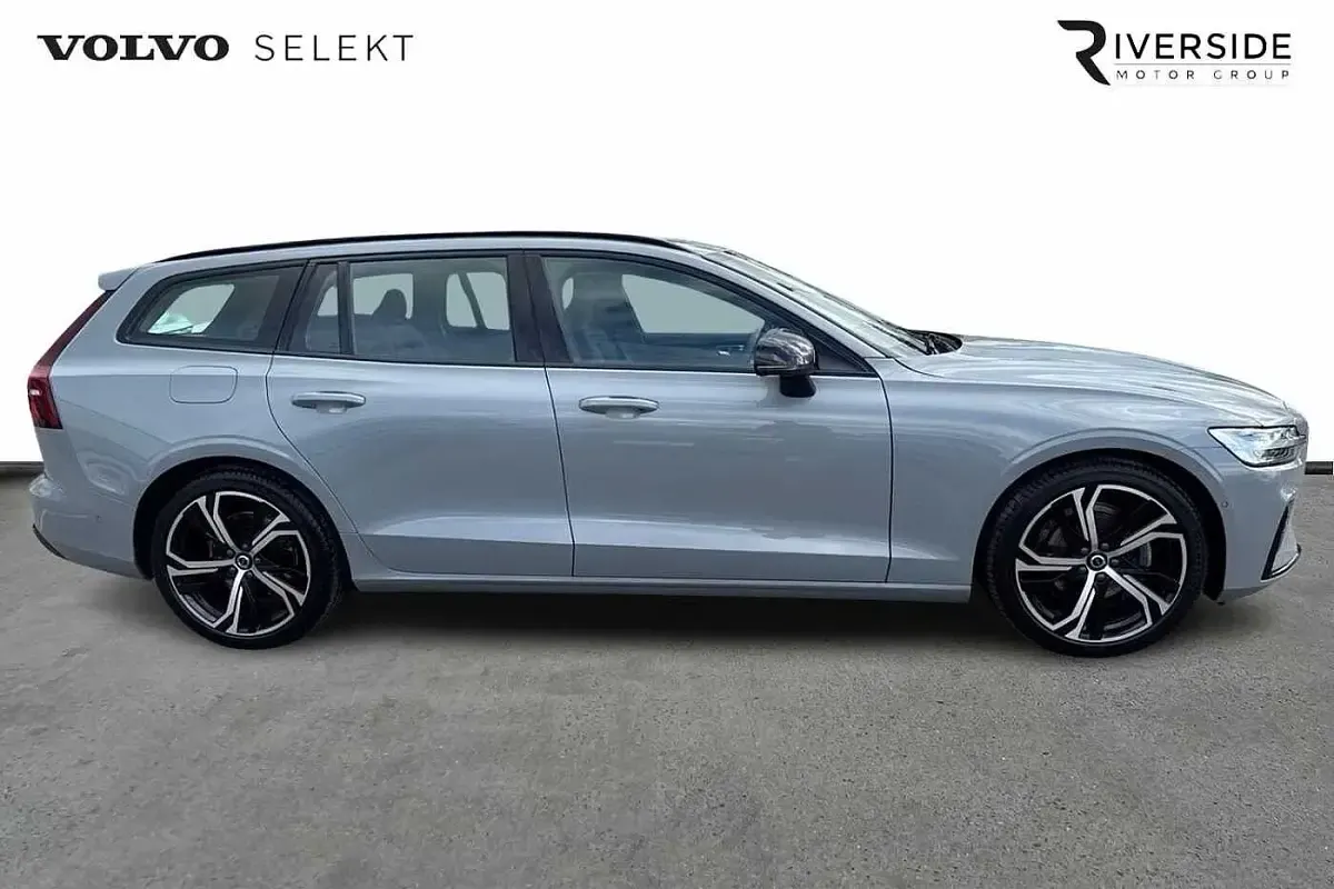 Begagnad Volvo V60 Plus 2025 Grå Kombi