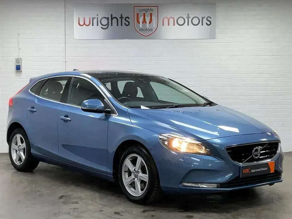 Used Volvo V40 SE 2015 Blue Hatchback