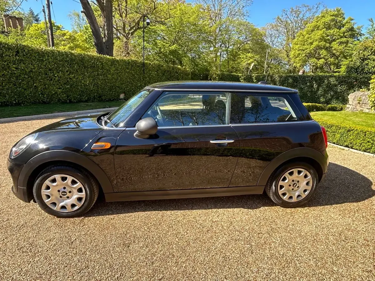 Begagnad Mini ONE Hatch 2017 Svart Halvkombi