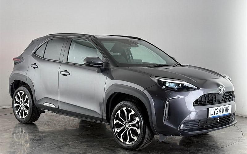 Used 2025 Toyota Yaris Hybrid Design Estate | £21,350 (Good price) - Image 1/3