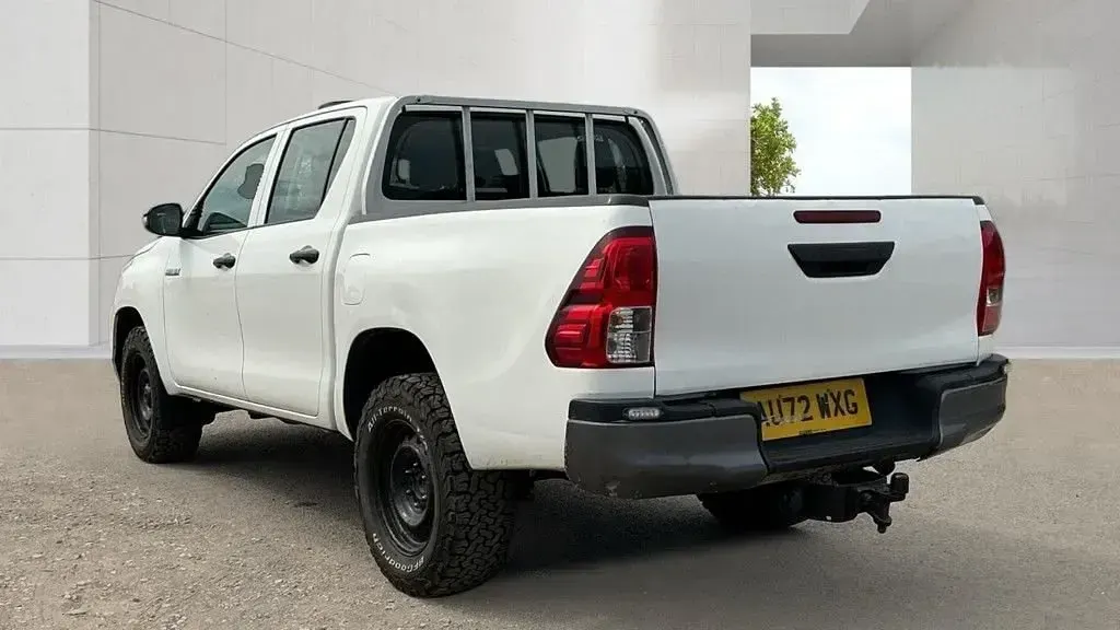 Used Toyota HiLux Active 150 HP (110 kW) 2022 White Pickup