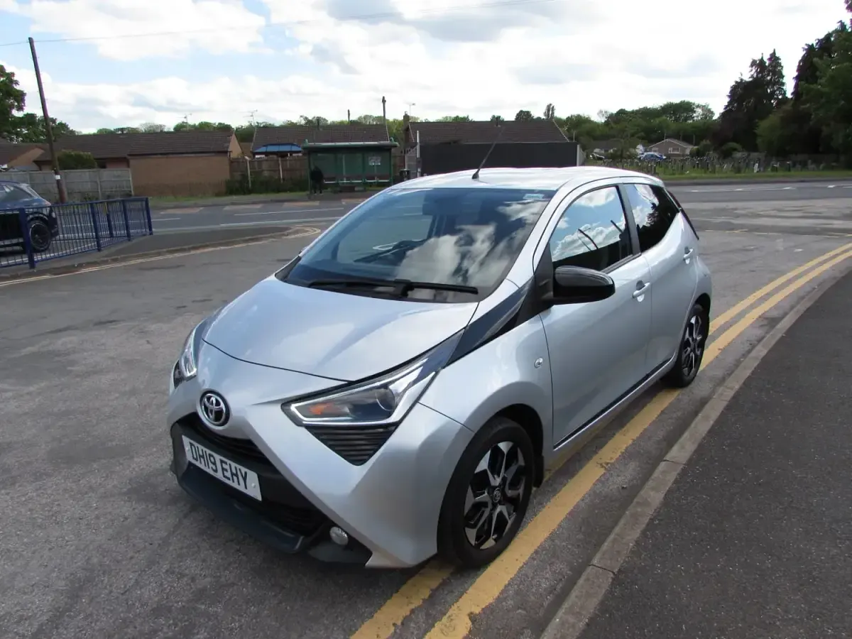 Usado Toyota Aygo Trend 72 CV (52 kW) 2019 Plateado Utilitario