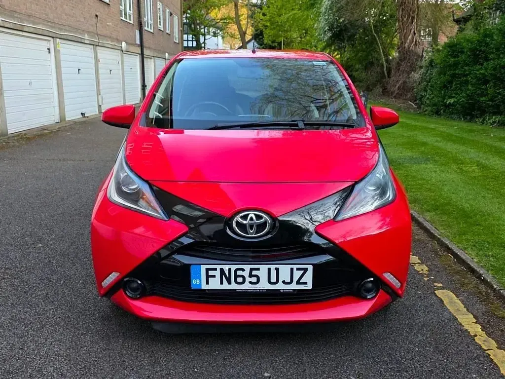 Usado Toyota Aygo X-play 69 CV (50 kW) 2015 Rojo Utilitario