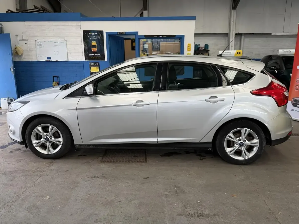 Used Ford Focus Zetec 115 HP (84 kW) 2012 Silver Hatchback