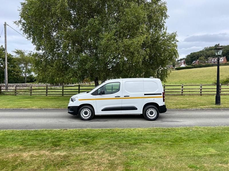 White Used 2023 Vauxhall Combo MPV | £11,750 (Good price) - Image 1/4