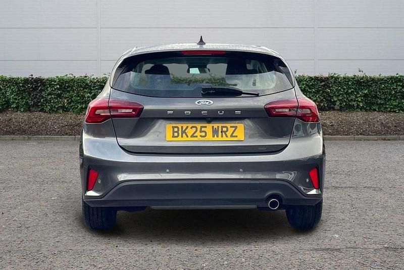 Begagnad Ford Focus Titanium 2025 Grå Halvkombi