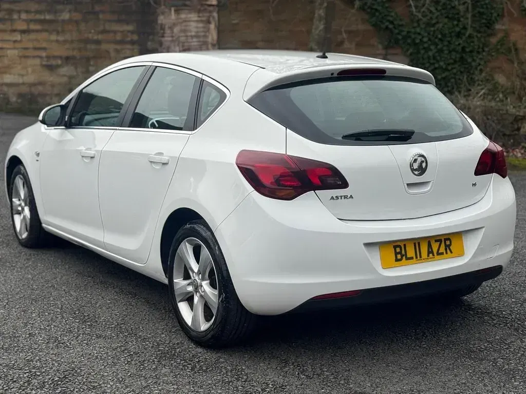 Used Vauxhall Astra SRi 2011 White Hatchback