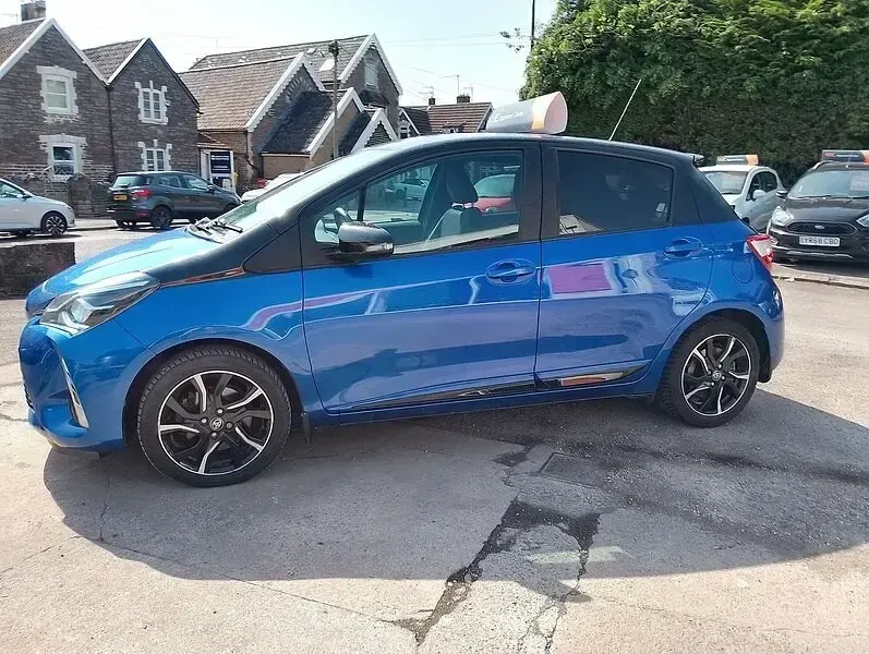 Used Toyota Yaris Design 111 HP (81 kW) 2017 Blue/black Hatchback