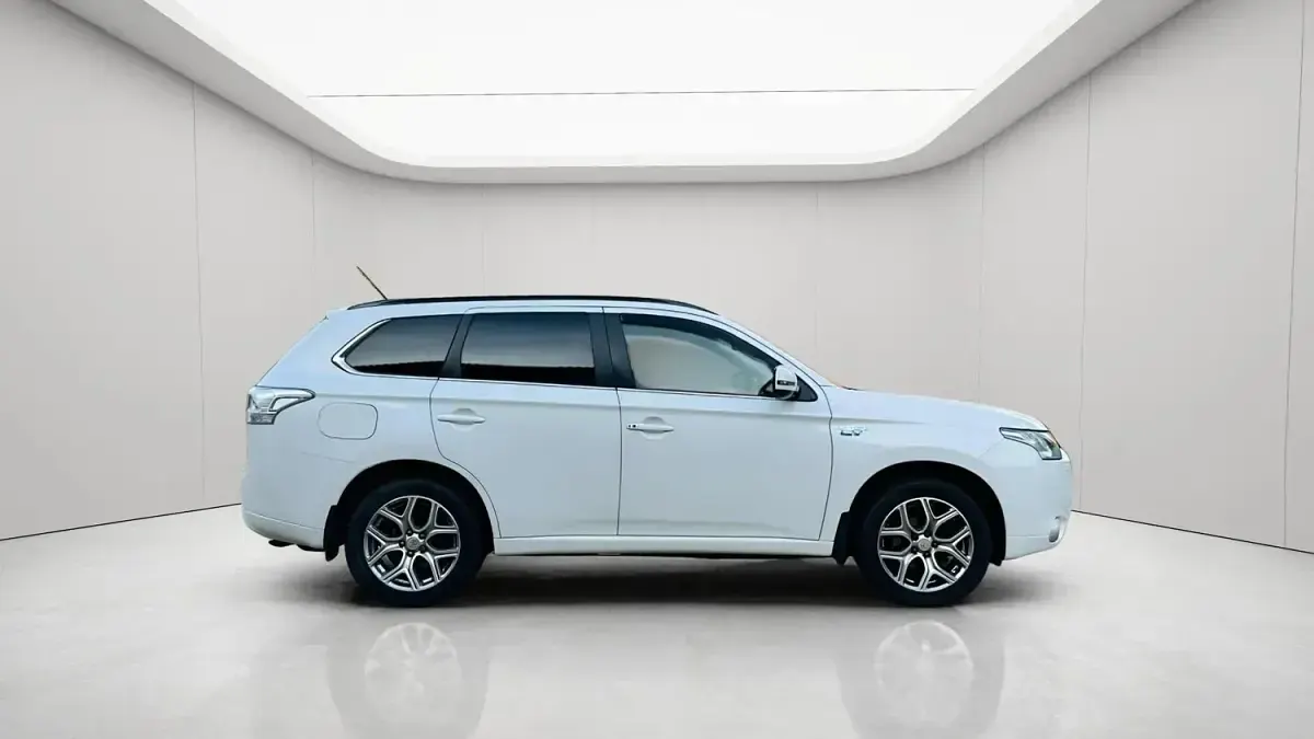 Used Mitsubishi Outlander P-HEV 2014 White Estate