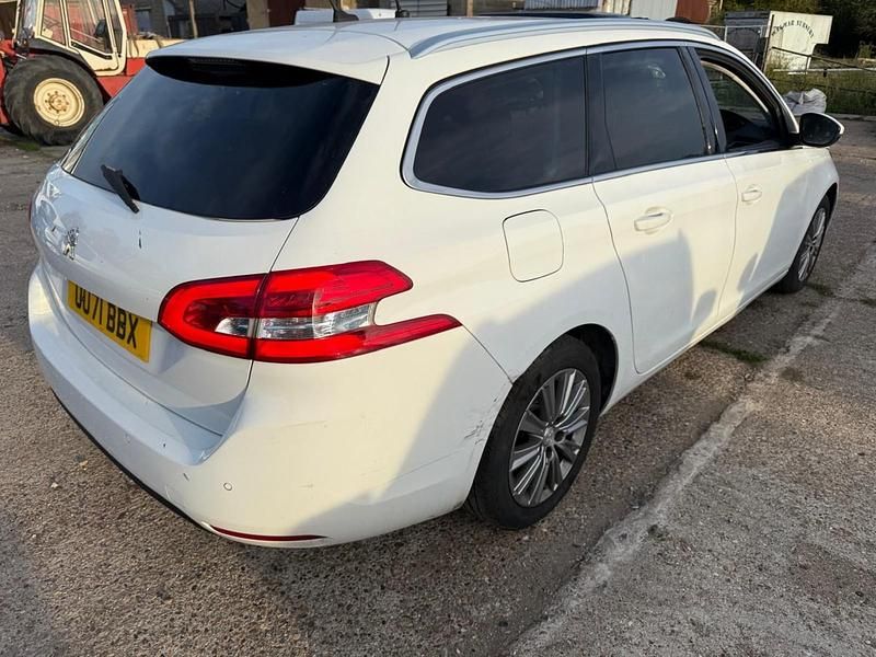 Used Peugeot 308 Allure Premium 130 HP (95 kW) 2021 White Estate