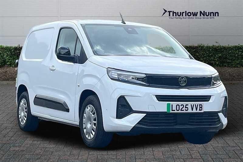 Kaolin white New 2025 Vauxhall Combo MPV | £22,400 (Expensive) - Image 1/4